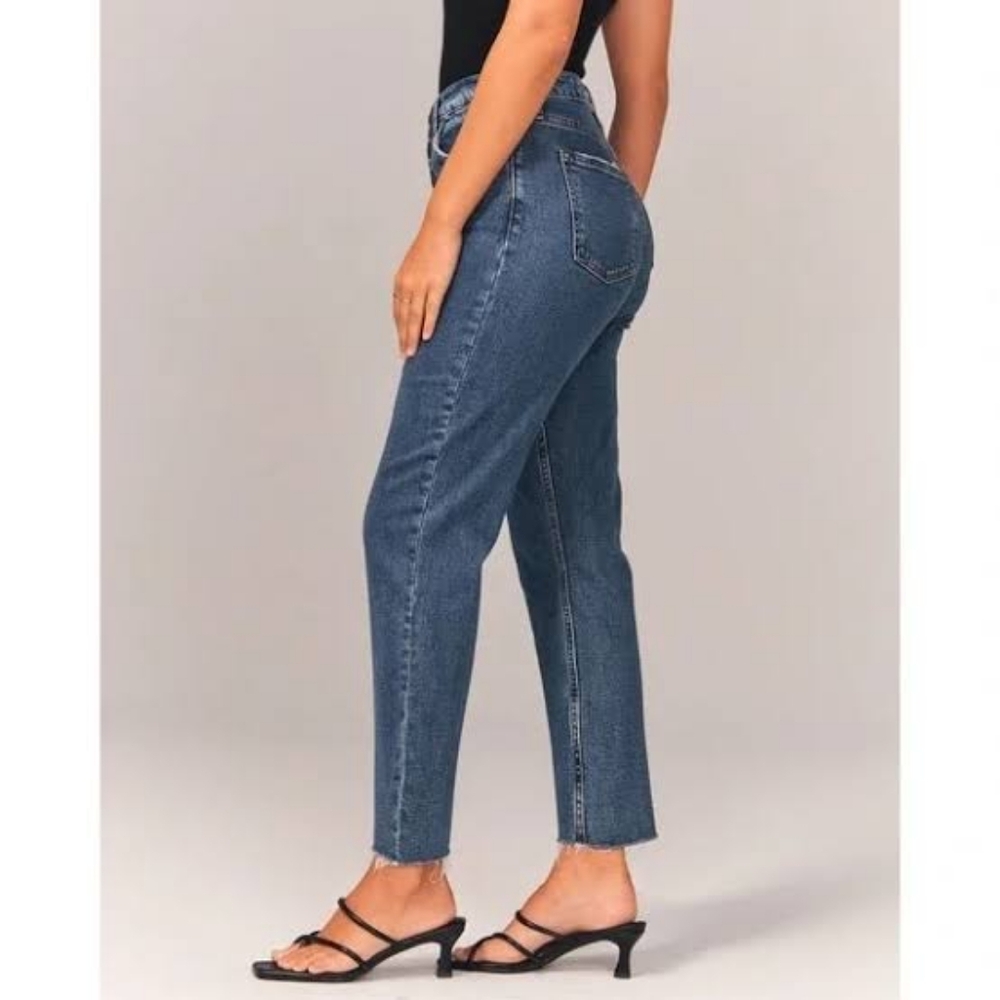 Abercrombie jeans A&F Mom jean size 29/8r